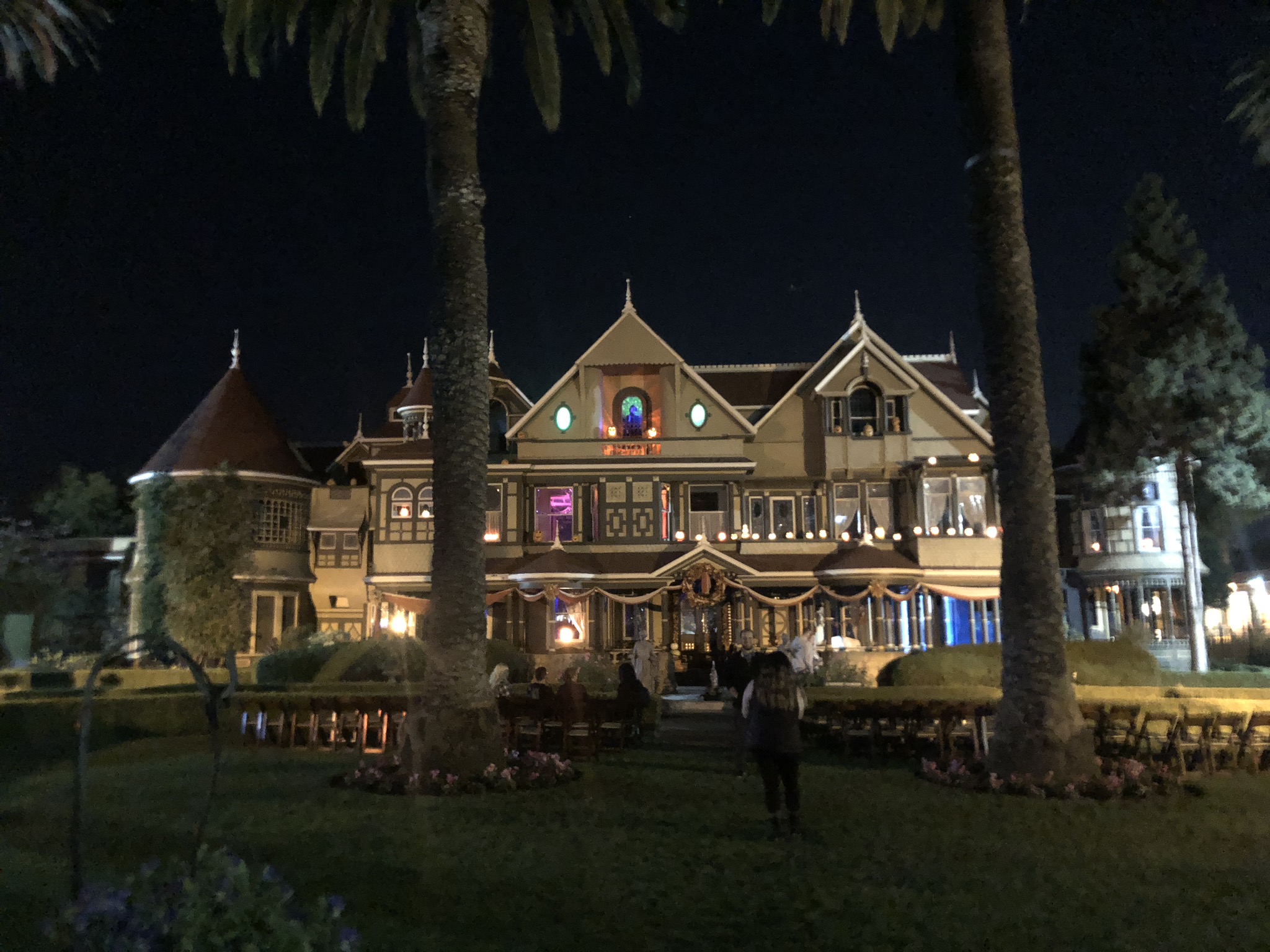 The Winchester Mystery House tijdens Halloween.