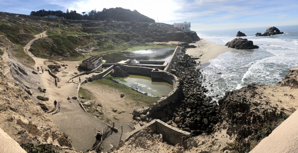 Ruines van de Sutro Baths in San Francisco ter illustratie van het verschil